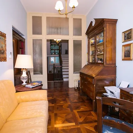 Sleeps 16 Pool Air Con Moltrasio