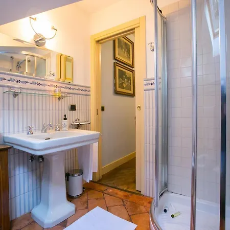 Sleeps 16 Pool Air Con Moltrasio